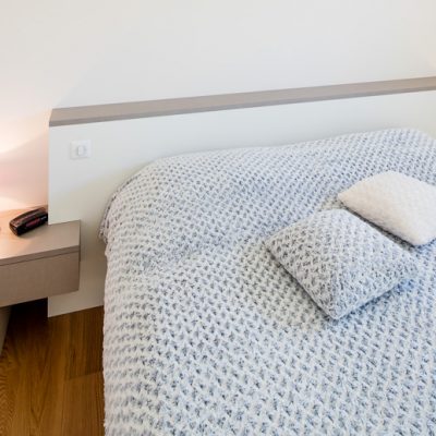 Meuble de lit en bois foncé et blanc