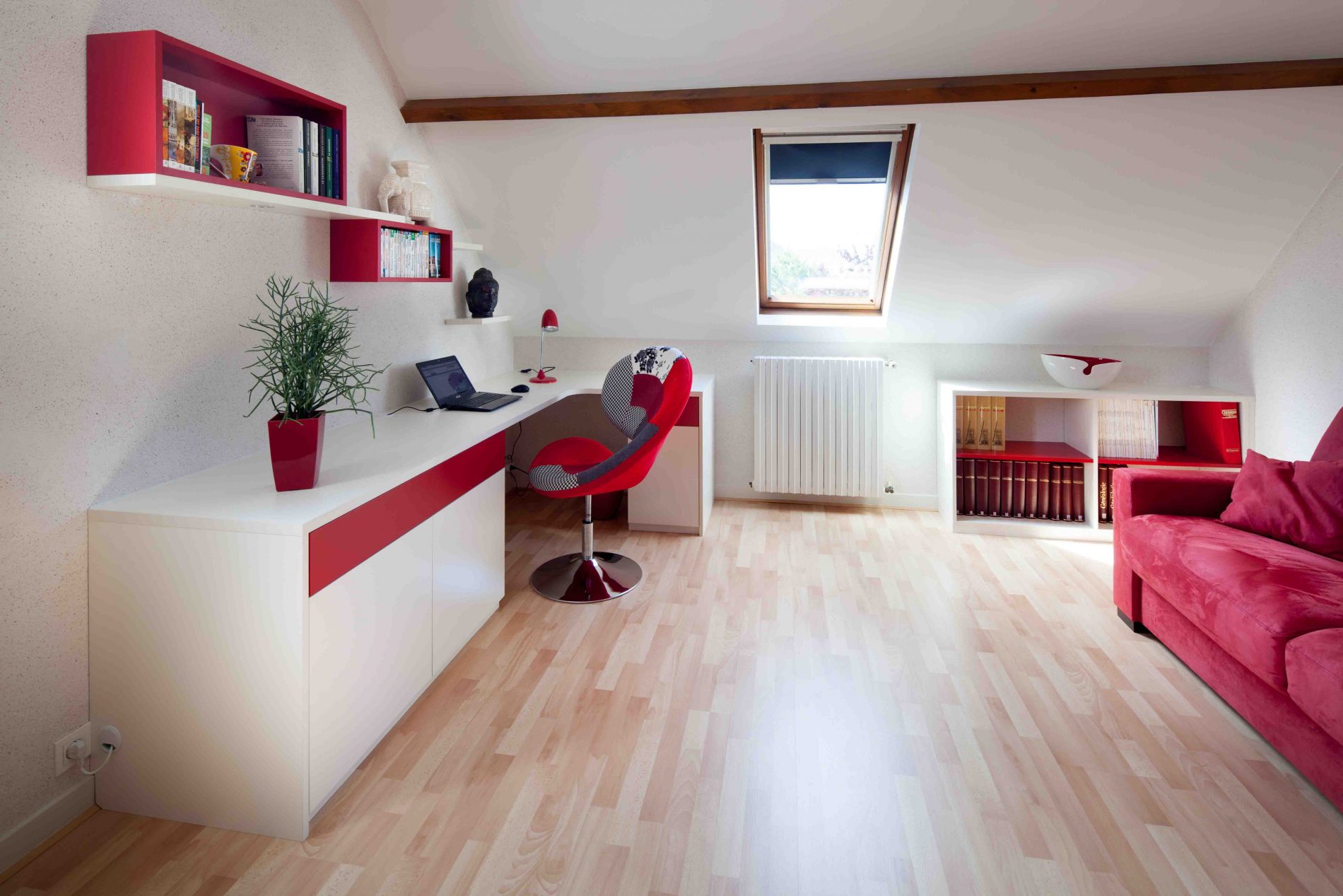 Bureau blanc et rouge avec meubles de rangements