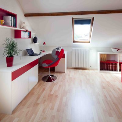 Bureau blanc et rouge avec meubles de rangements