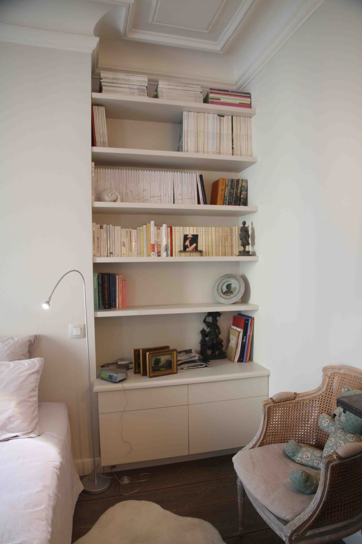 Chambre avec bibliothèque et placards blancs