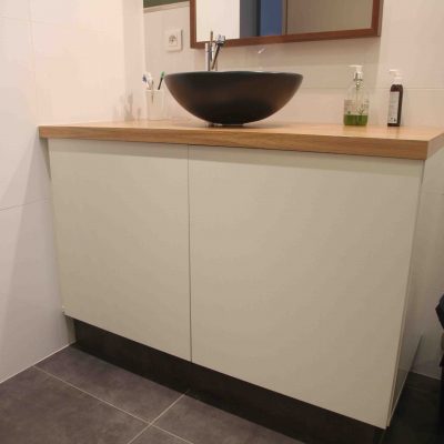 Meuble de salle de bain blanc et en bois clair