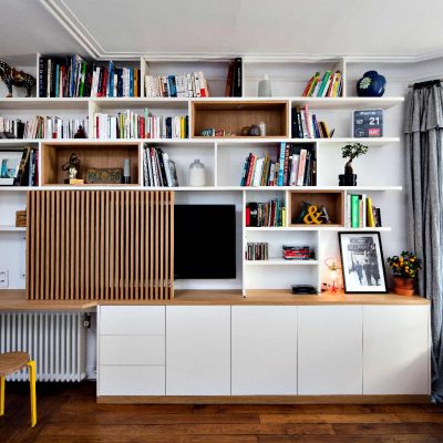 Bibliothèque Meuble TV avec bureau et portes coulissantes avec tasseaux en bois - vue de face semi ouverte
