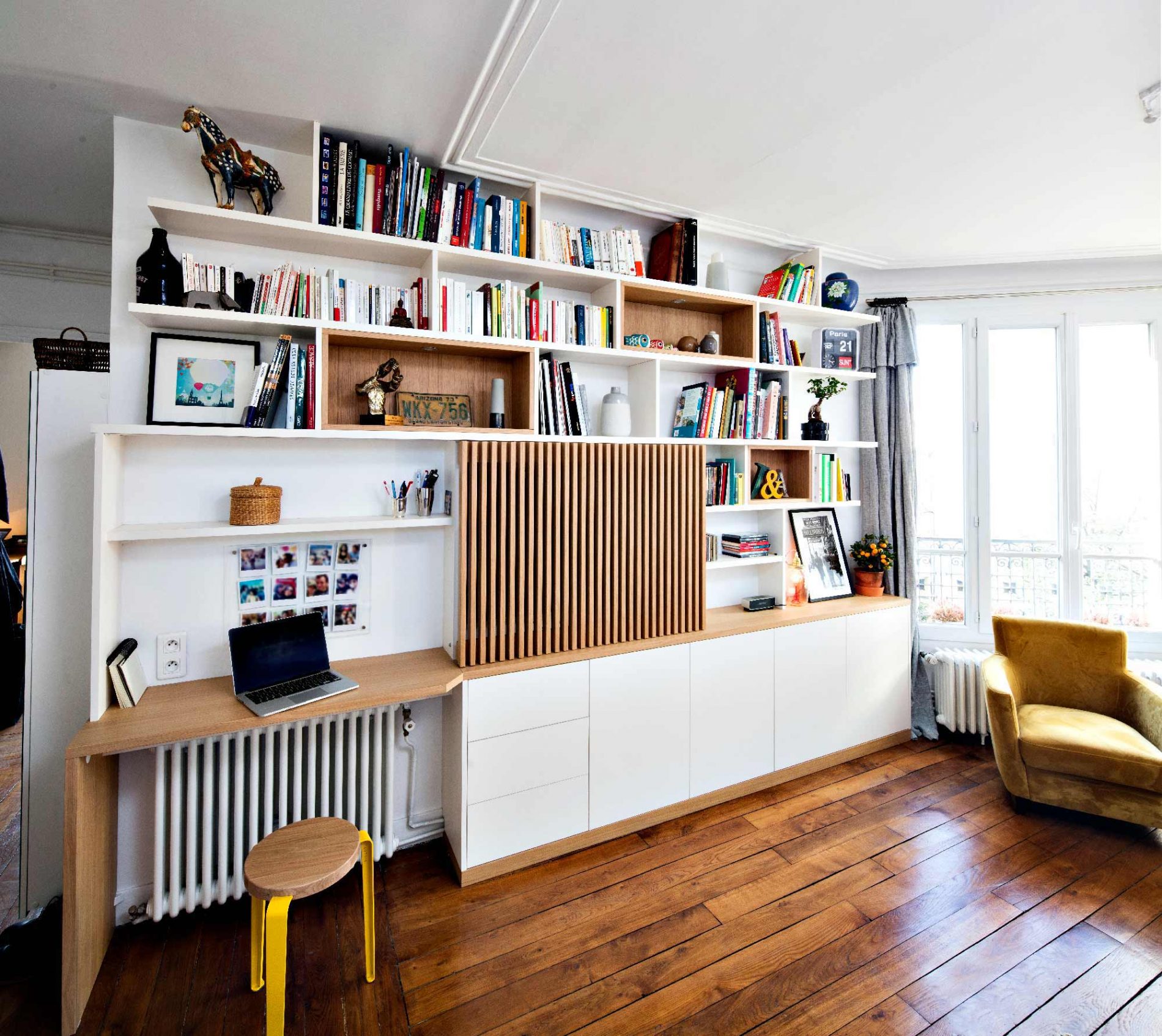 Bibliothèque Meuble TV avec bureau et portes coulissantes avec tasseaux en bois - vue de gauche
