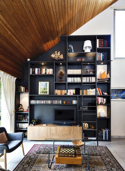 bibliothèque et meuble TV noire et bois en sous-pente vue de face