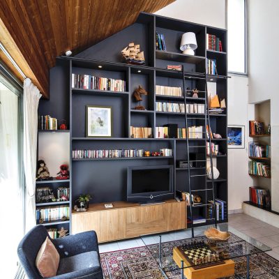 bibliothèque noire et bois avec meuble TV en sous-pente