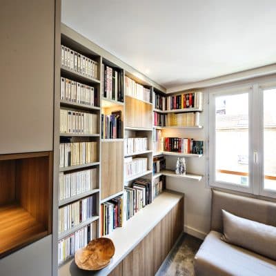 bibliothèque blanche sur-mesure aux niches en bois