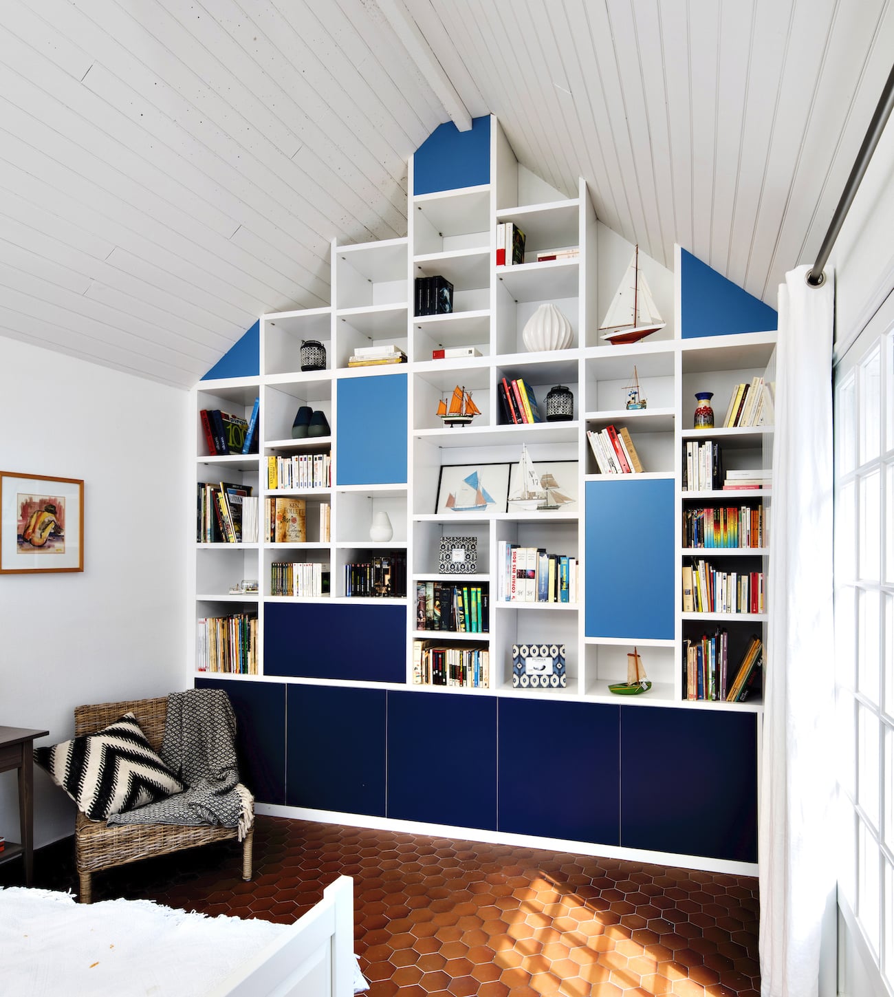 bibliothèque sous-pente blanche et bleue semi-ouverte