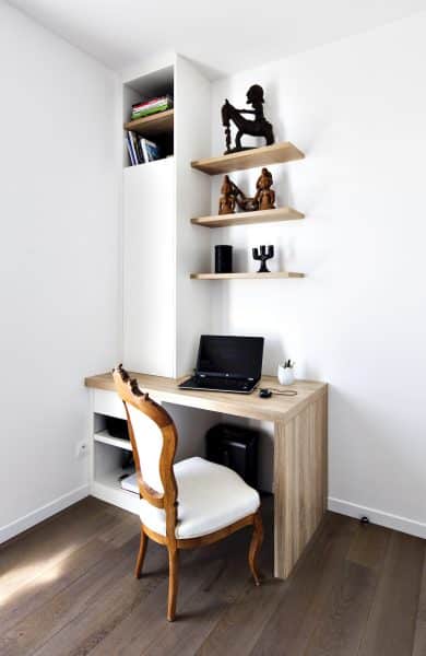 bureau bois et blanc avec étagères et placard semi-ouvert