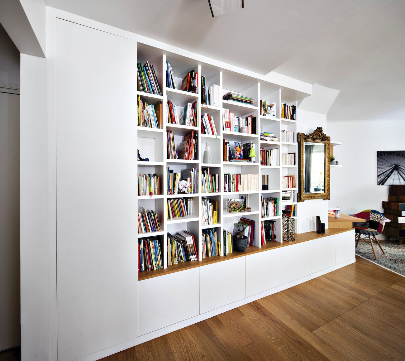 Bureau avec bibliothèque sur-mesure blanche et bois chêne