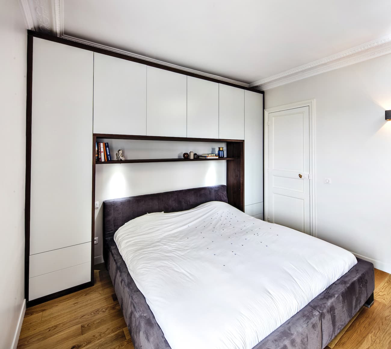 chambre sur-mesure avec rangements blanc et bois foncé vue de côté