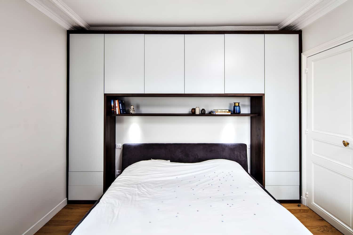 chambre sur-mesure avec rangements blanc et bois foncé