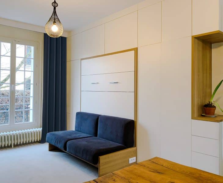 lit rabattable blanc et bois clair avec canapé