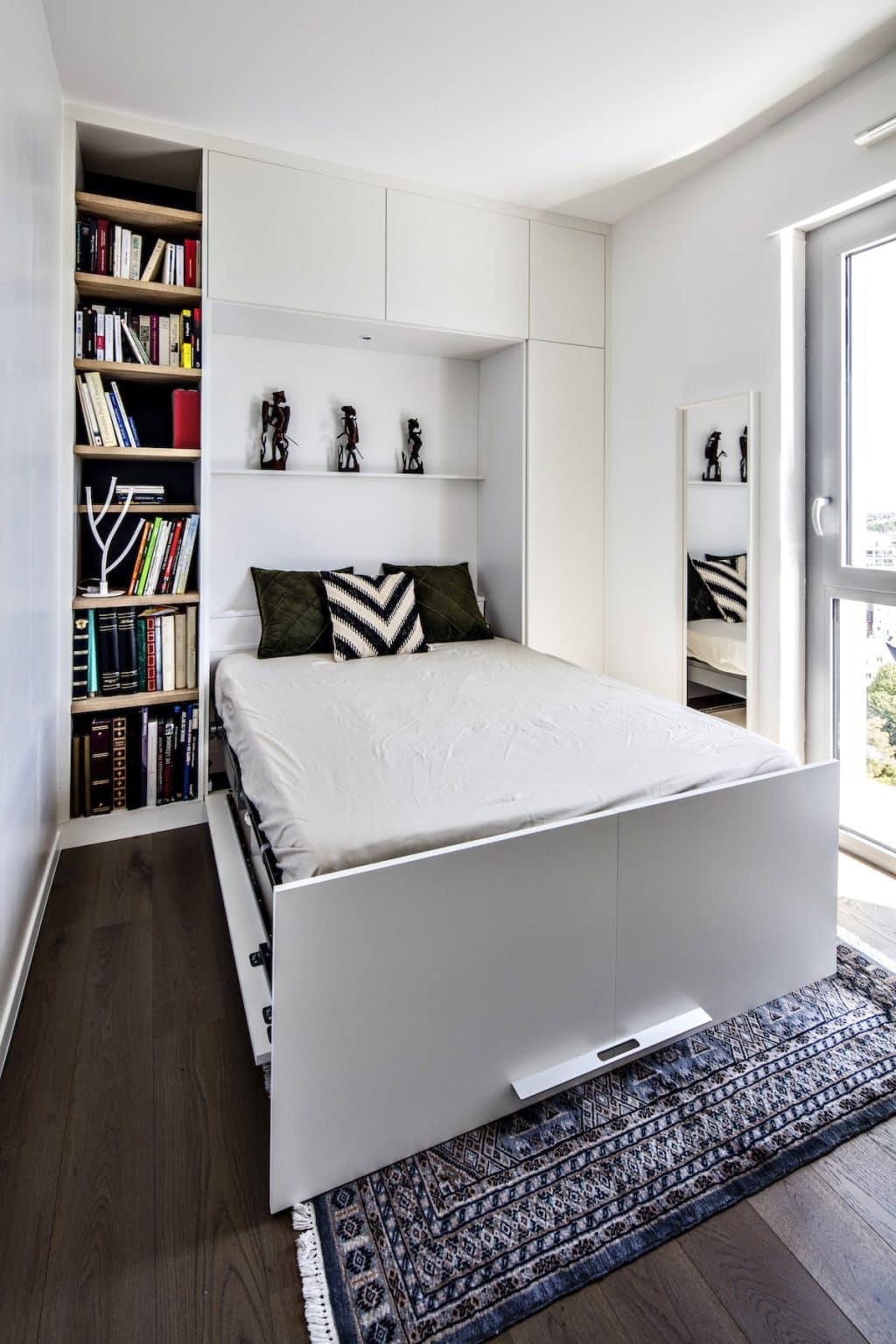 lit rabattable blanc avec colonne d'étagères et rangements - Compagnie