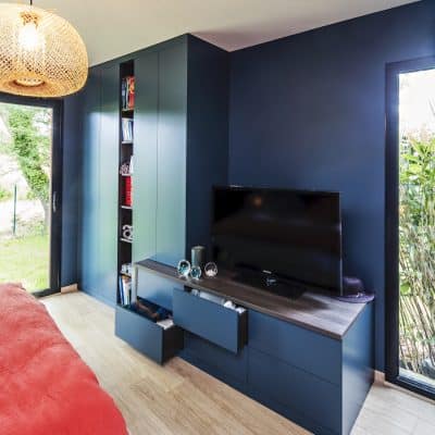 meuble TV bleu avec tiroirs