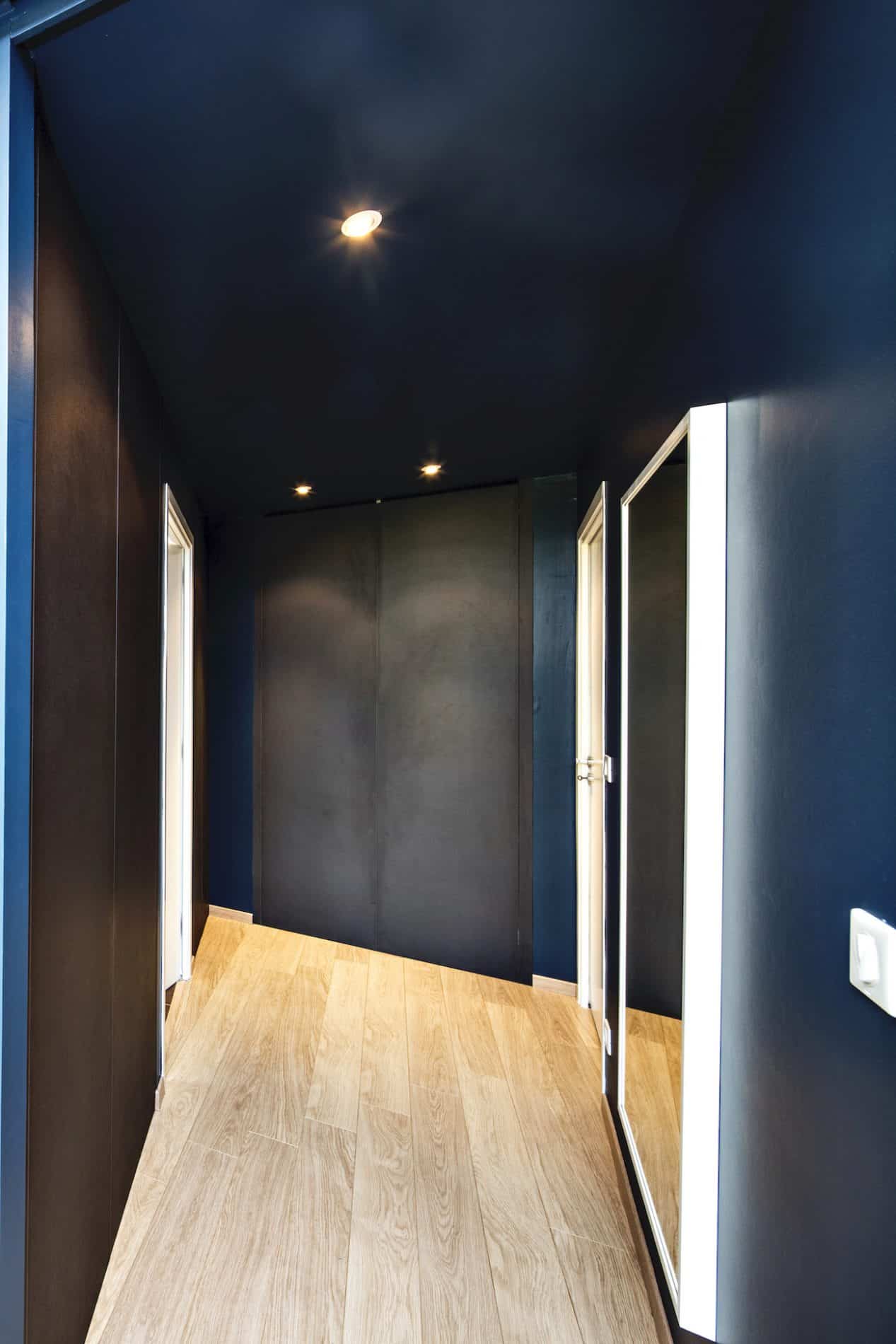 placard noir éclairé portes ouvrantes dans un couloir portes fermées