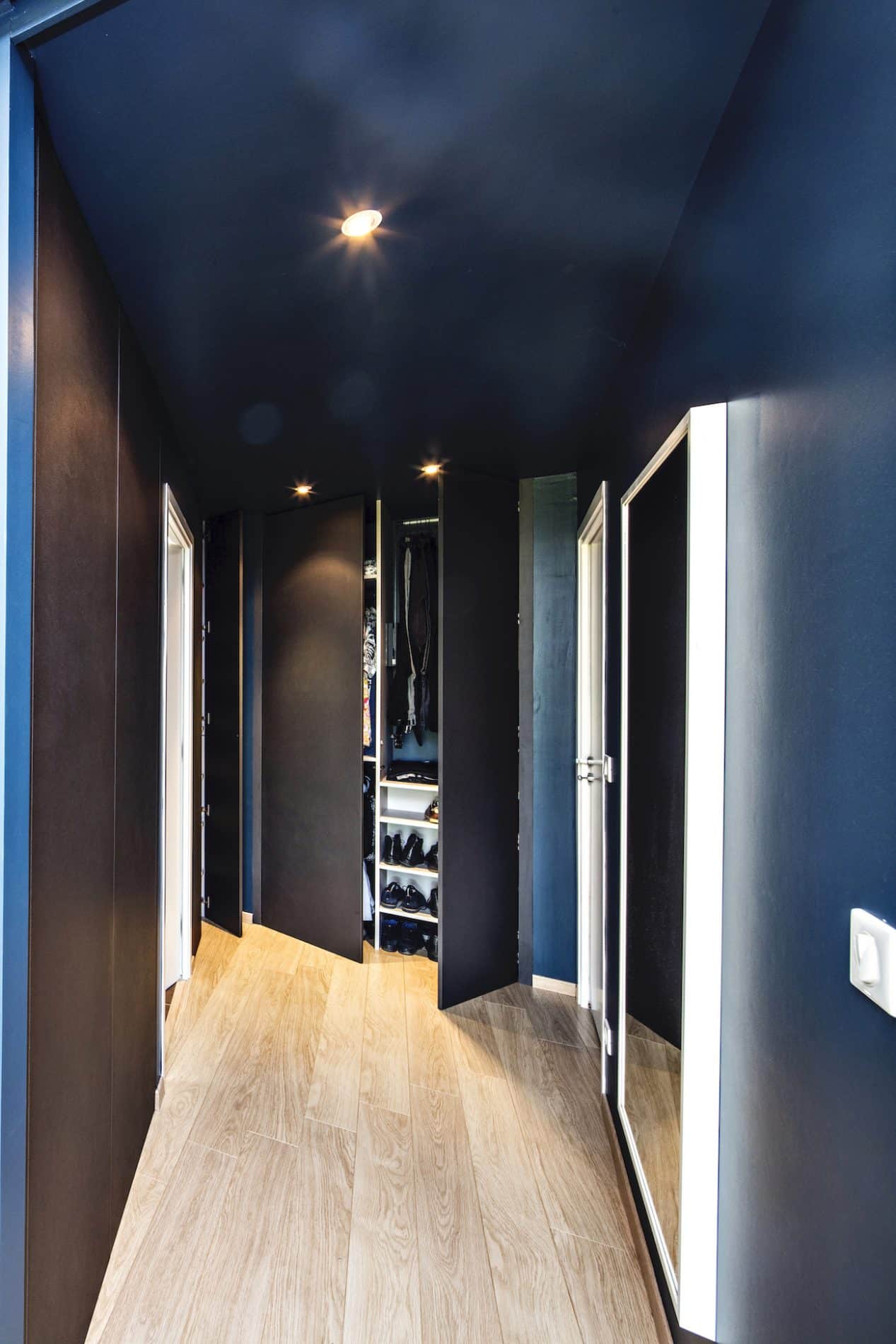 placard noir éclairé portes ouvrantes dans un couloir porte droite ouverte