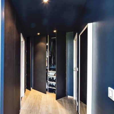 placard noir éclairé portes ouvrantes dans un couloir porte droite ouverte