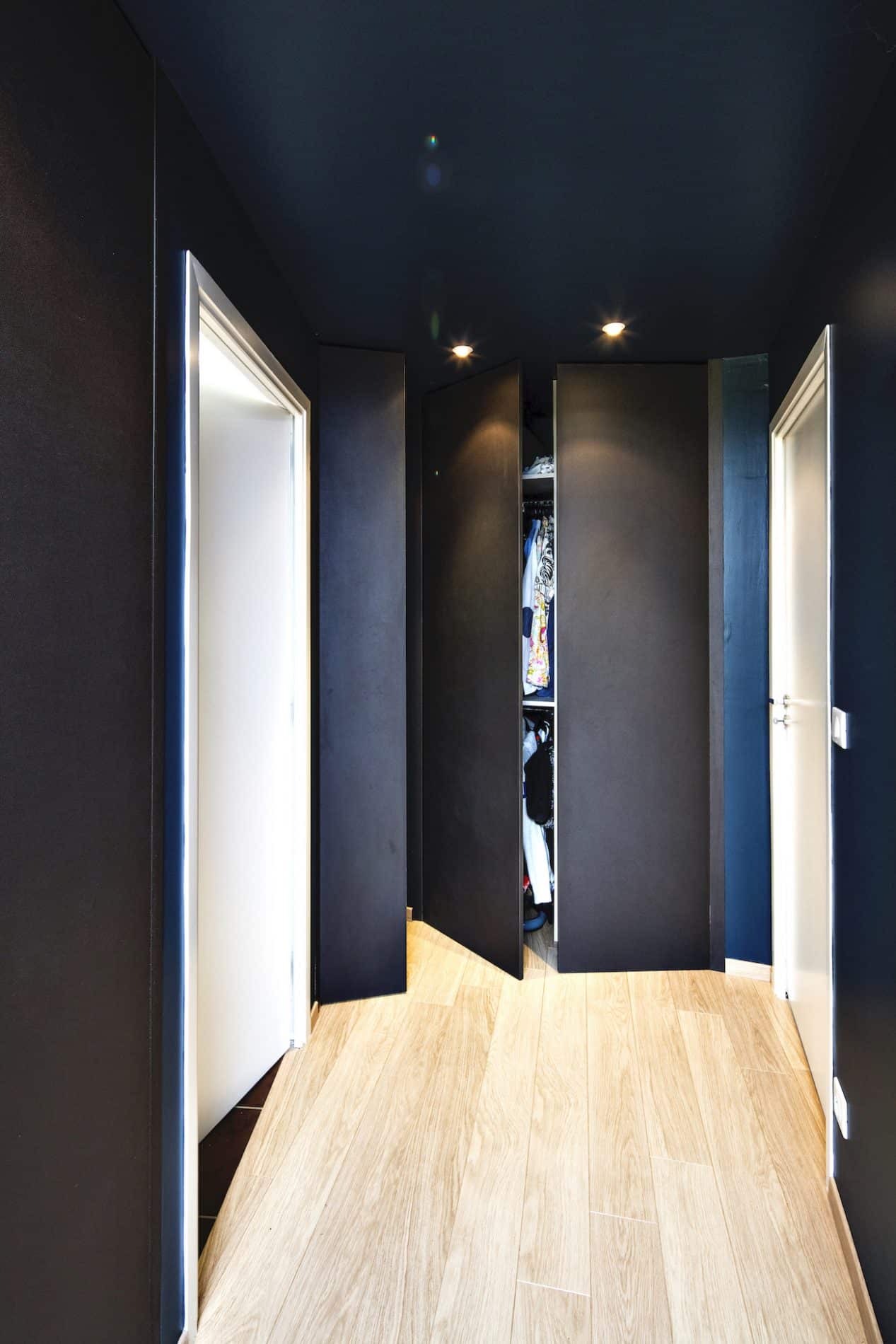 placard noir éclairé portes ouvrantes dans un couloir