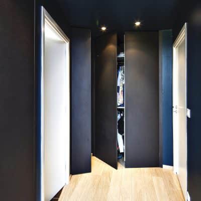 placard noir éclairé portes ouvrantes dans un couloir