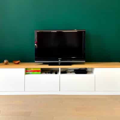 Meuble TV blanc sur fond vert foncé