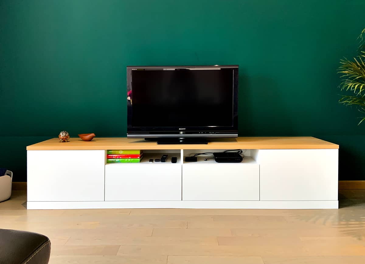 Meuble TV blanc sur fond vert foncé