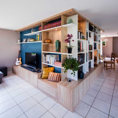 Bibliothèque et meuble TV en angle dans un salon
